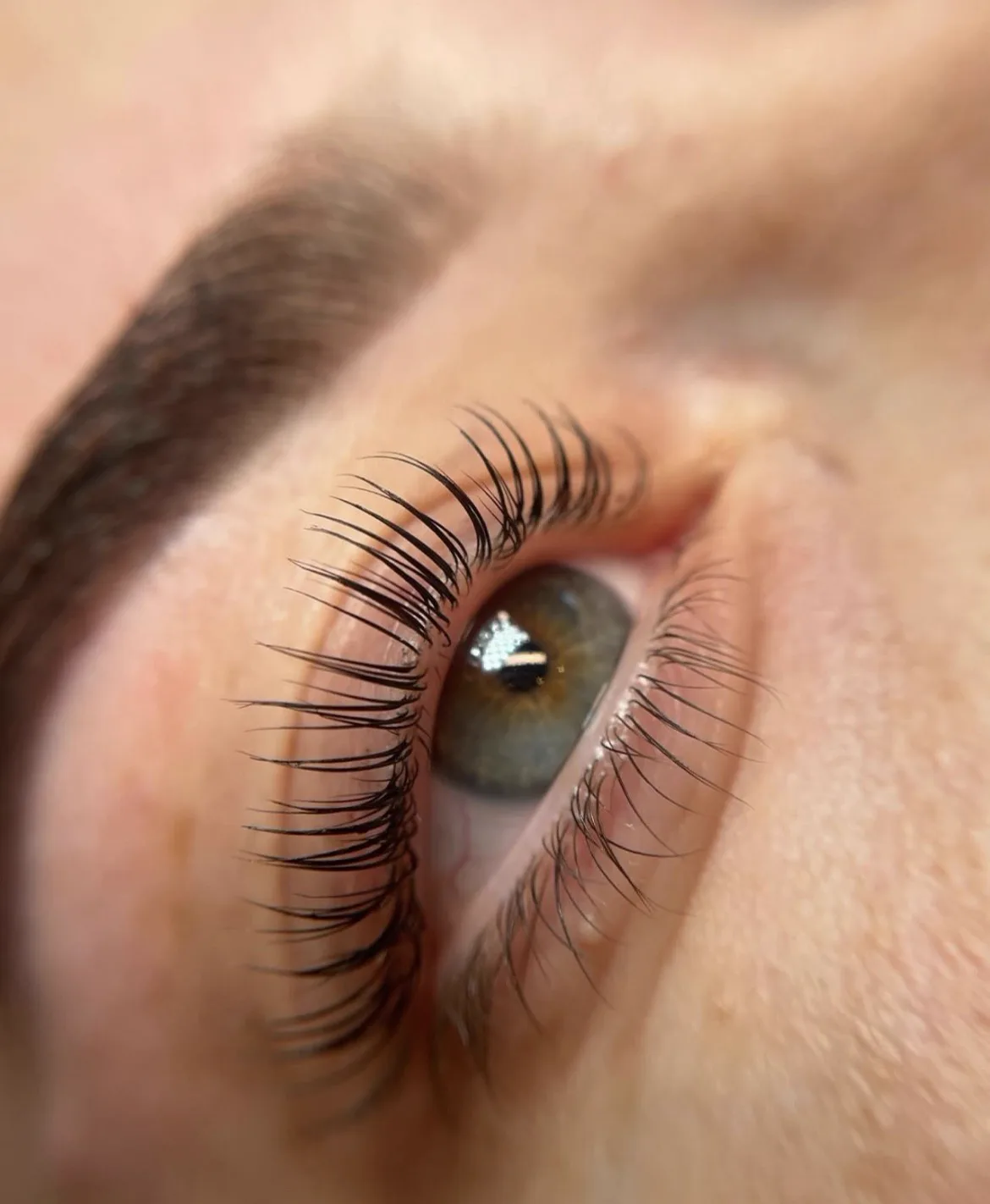 Natürlich geschwungene Wimpern nach dem Lifting